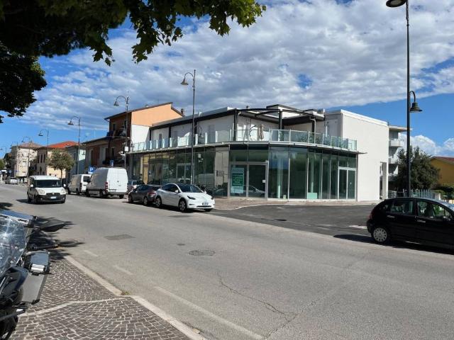 Locale Commerciale in vendita a Marche, Pesaro E Urbino