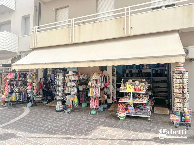 Locale Commerciale in vendita a Marche, Pesaro E Urbino