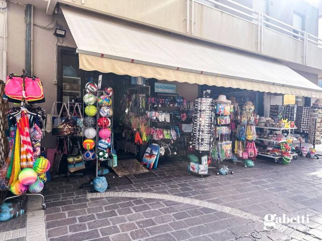 Locale Commerciale in vendita a Marche, Pesaro E Urbino