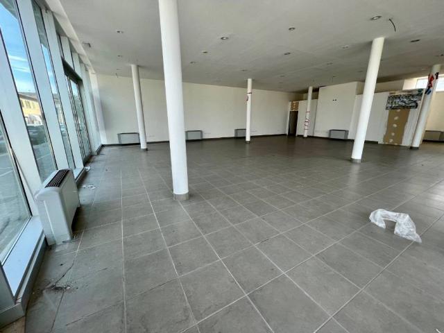 Locale Commerciale in vendita a Marche, Pesaro E Urbino