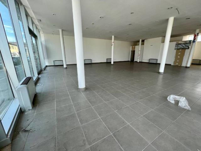 Locale Commerciale in vendita a Marche, Pesaro E Urbino
