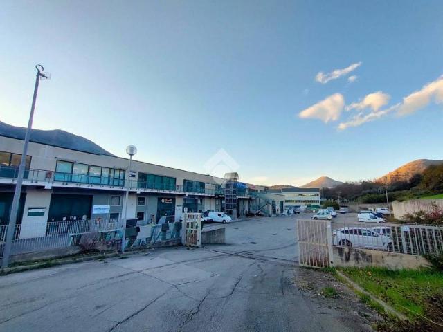 Locale Commerciale in vendita a Formia, Lazio