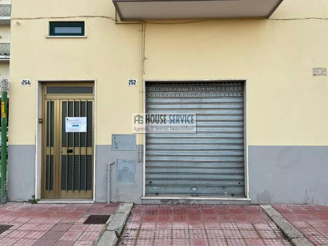 Locale Commerciale in vendita a Gaeta, Lazio