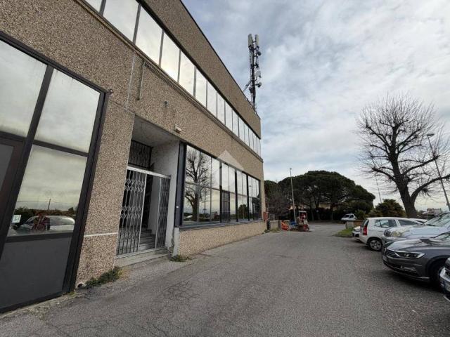 Locale Commerciale in vendita a Unione dei Comuni I Fontanili, Gaggiano
