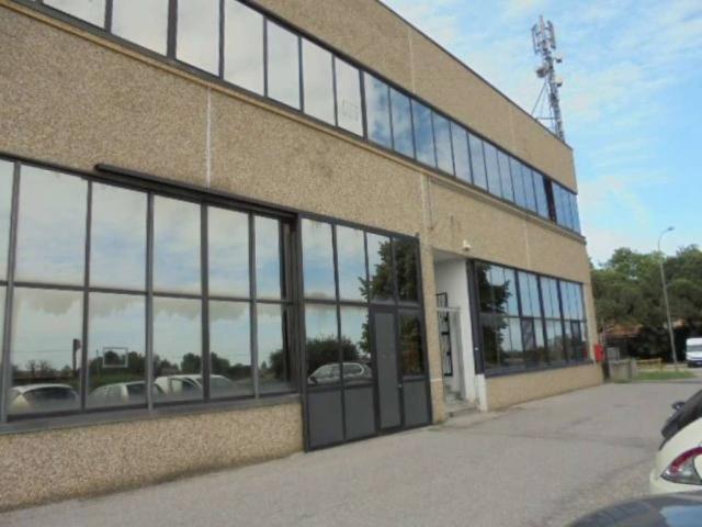 Locale Commerciale in vendita a Unione dei Comuni I Fontanili, Gaggiano