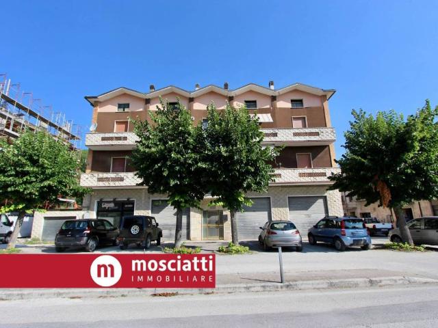 Locale Commerciale in vendita a Marche, Macerata
