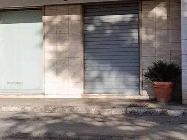 Locale Commerciale in vendita a Puglia, Lecce