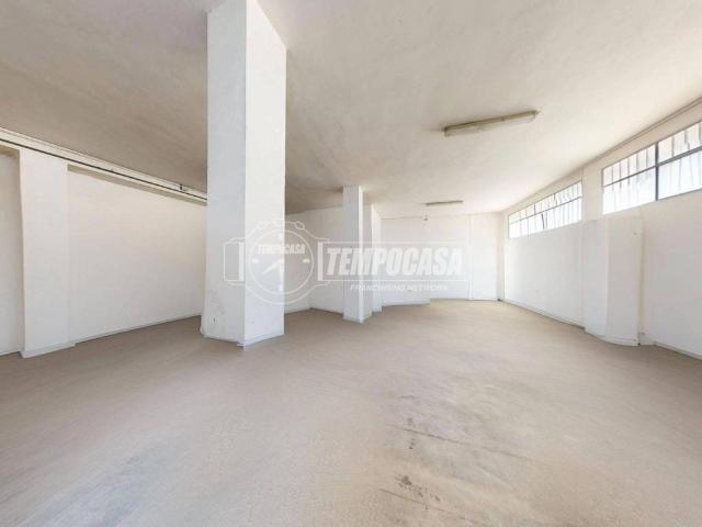 Locale Commerciale in vendita a Puglia, Lecce