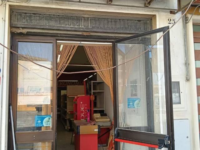 Locale Commerciale in vendita a Puglia, Lecce