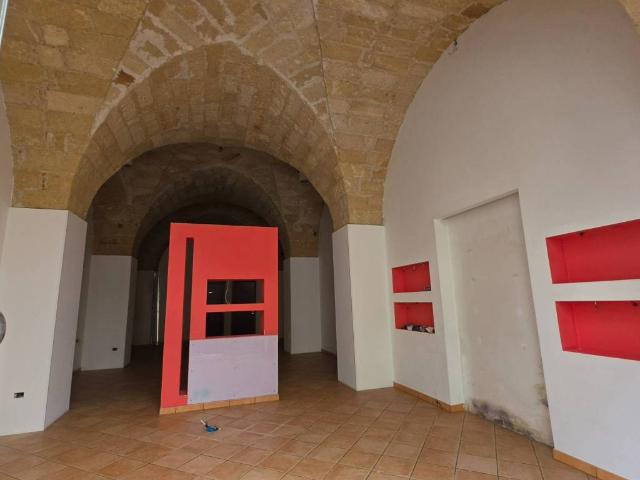 Locale Commerciale in vendita a Puglia, Lecce