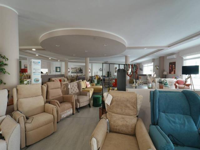 Locale Commerciale in vendita a Puglia, Lecce