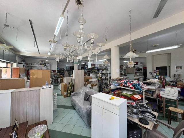 Locale Commerciale in vendita a Puglia, Lecce