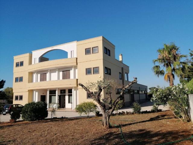 Locale Commerciale in vendita a Puglia, Lecce