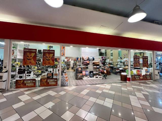 Locale Commerciale in vendita a Caiello, Gallarate