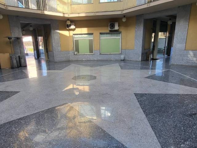 Locale Commerciale in vendita a Centro, Gallarate