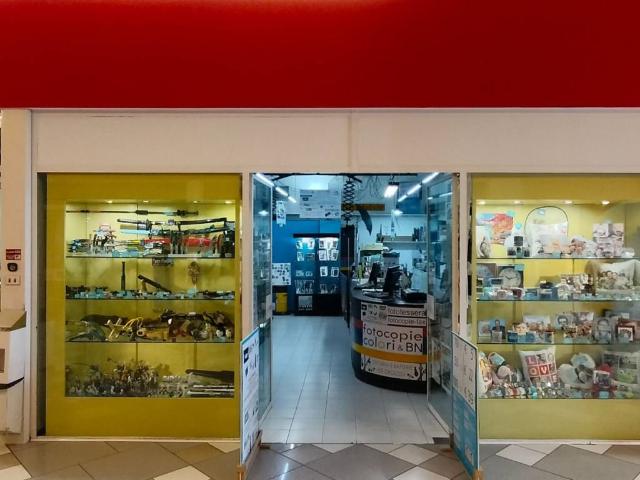 Locale Commerciale in vendita a Gallarate, Lombardia