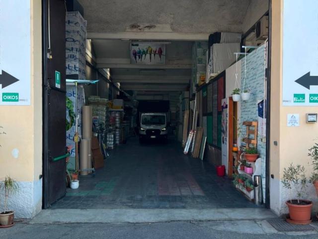Locale Commerciale in vendita a Arnate, Gallarate