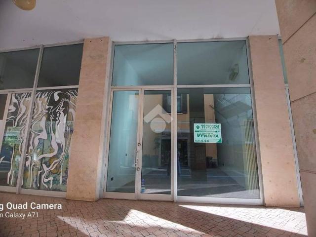 Locale Commerciale in vendita a Centro, Gallarate