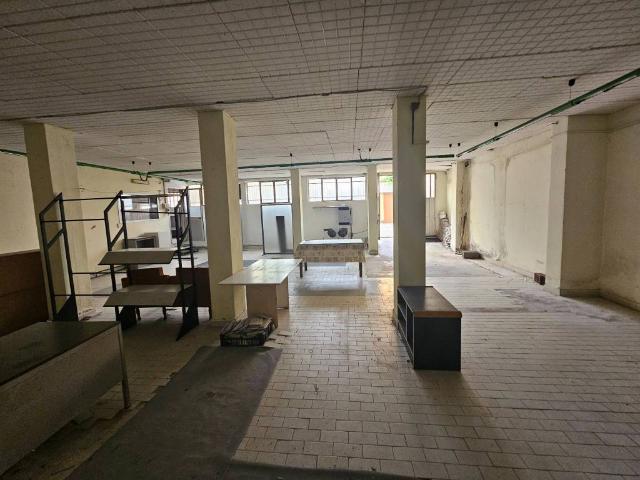 Locale Commerciale in vendita a Caiello, Gallarate