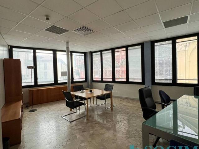 Locale Commerciale in vendita a Centro, Gallarate