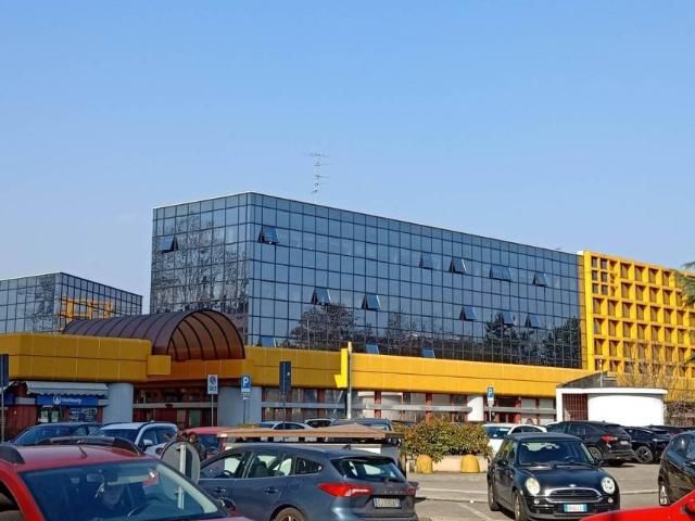Locale Commerciale in vendita a Sciarè, Gallarate