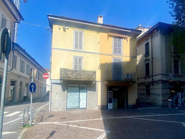 Locale Commerciale in vendita a Centro, Gallarate