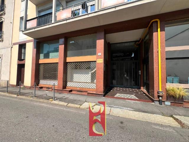 Locale Commerciale in vendita a Centro, Gallarate