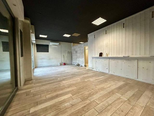 Locale Commerciale in vendita a Ronchi, Gallarate