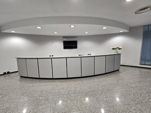 Locale Commerciale in vendita a Villaggio Sant'Andrea, Gallarate