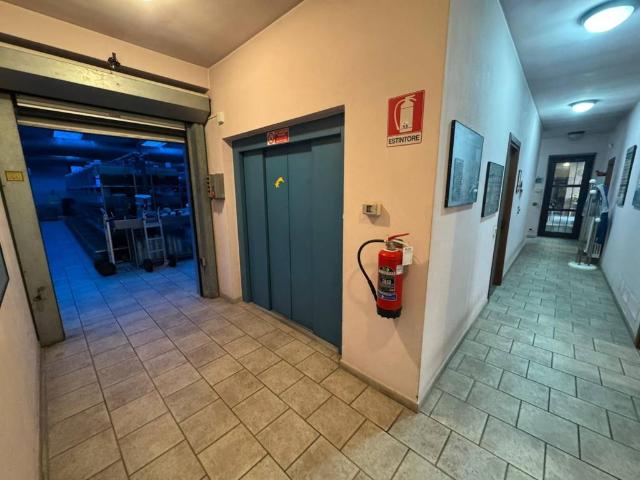 Locale Commerciale in vendita a Gallarate, Lombardia