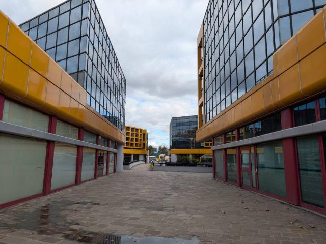 Locale Commerciale in vendita a Sciarè, Gallarate