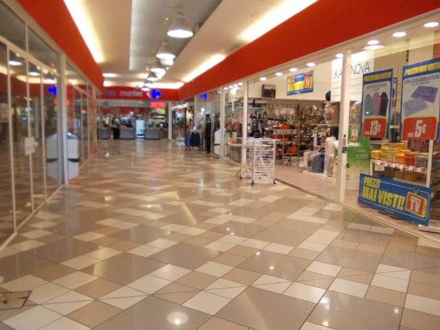 Locale Commerciale in vendita a Gallarate, Lombardia