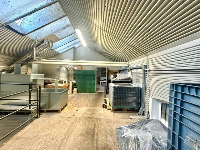 Locale Commerciale in vendita a Arnate, Gallarate