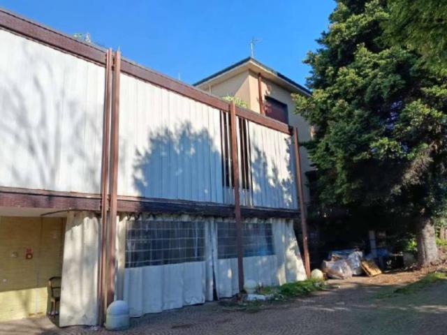 Locale Commerciale in vendita a Ronchi, Gallarate