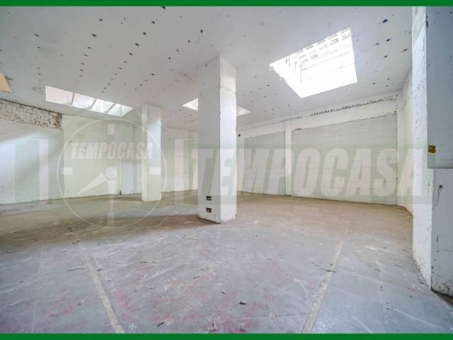 Locale Commerciale in vendita a Centro, Gallarate