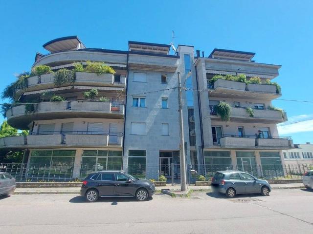 Locale Commerciale in vendita a Sciarè, Gallarate