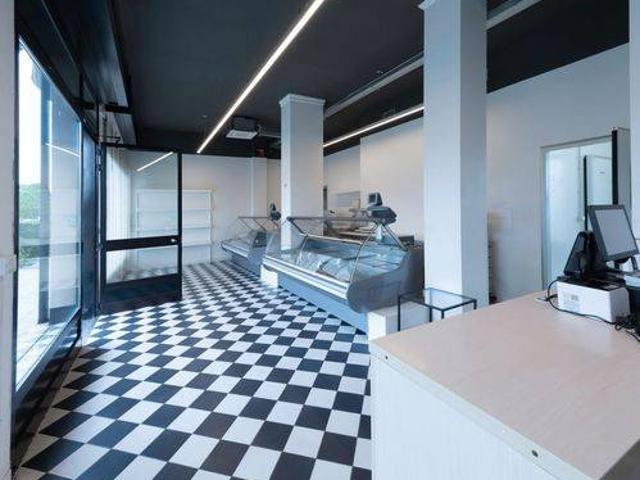 Locale Commerciale in vendita a Arnate, Gallarate