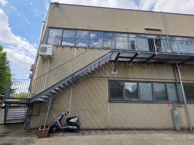 Locale Commerciale in vendita a Ronchi, Gallarate