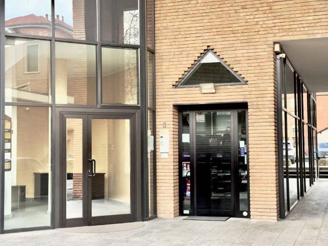 Locale Commerciale in vendita a Centro, Gallarate