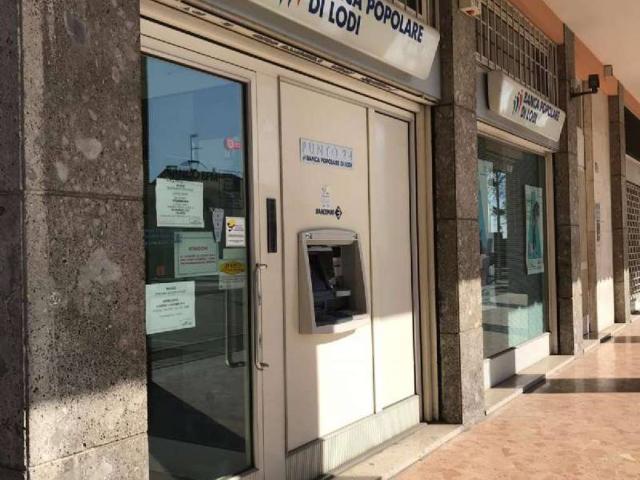 Locale Commerciale in vendita a Gallarate, Lombardia