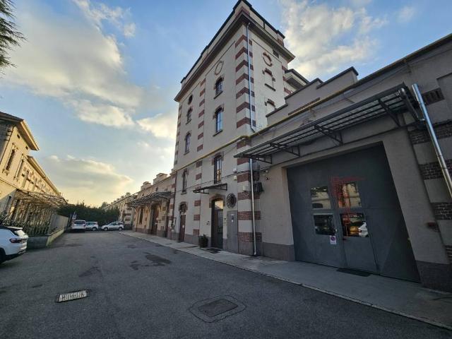 Locale Commerciale in vendita a Arnate, Gallarate