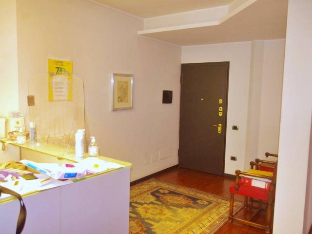 Locale Commerciale in vendita a Sciarè, Gallarate