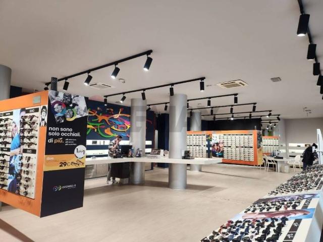 Locale Commerciale in vendita a Sciarè, Gallarate