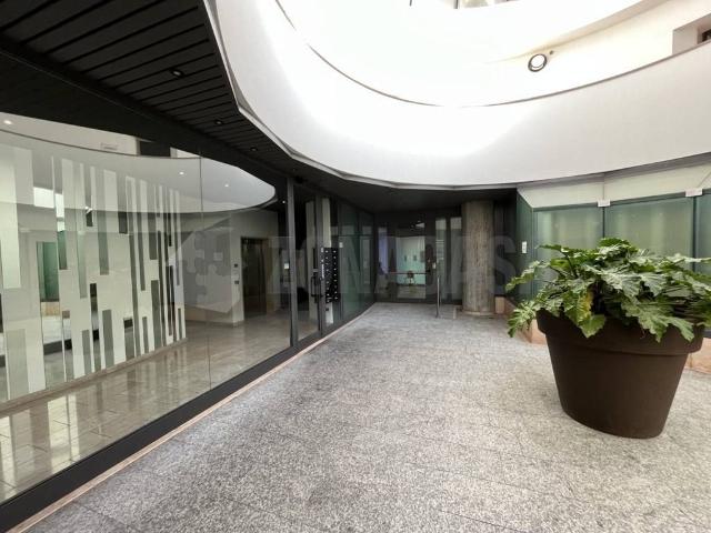 Locale Commerciale in vendita a Centro, Gallarate