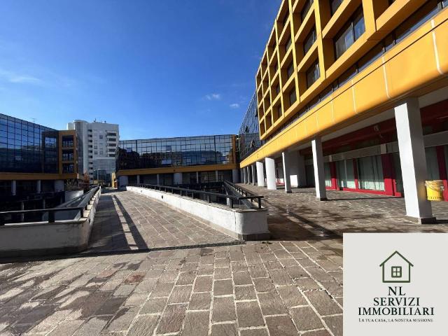 Locale Commerciale in vendita a Gallarate, Lombardia