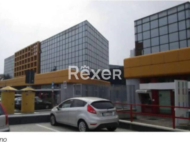 Locale Commerciale in vendita a Gallarate, Lombardia