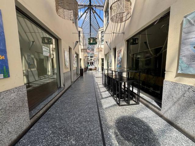 Locale Commerciale in vendita a Centro, Gallarate