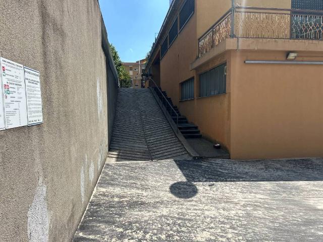 Locale Commerciale in vendita a Arnate, Gallarate