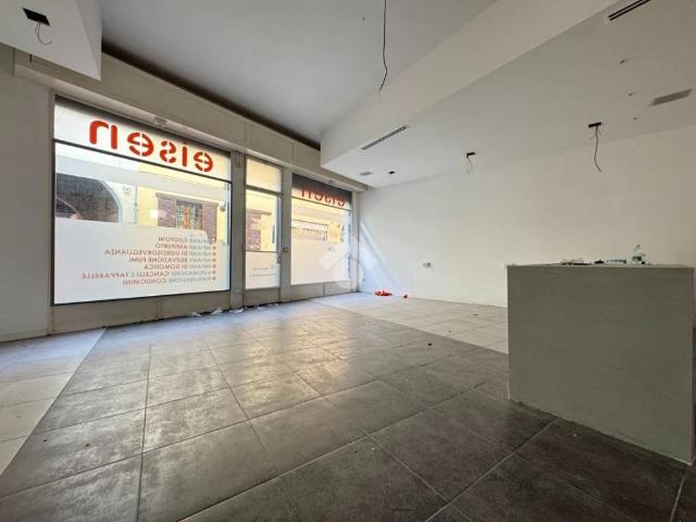 Locale Commerciale in vendita a Piemonte, Novara