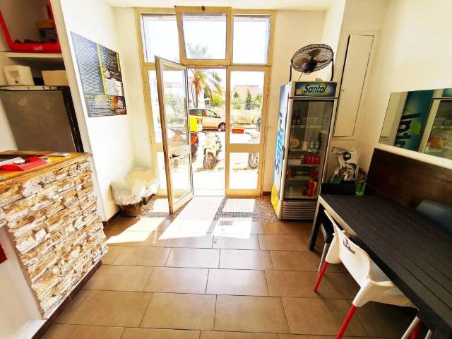 Locale Commerciale in vendita a Puglia, Lecce